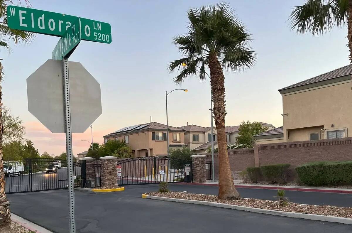 La policía de Las Vegas investigaba una muerte sospechosa en una casa dentro de una comunidad ...
