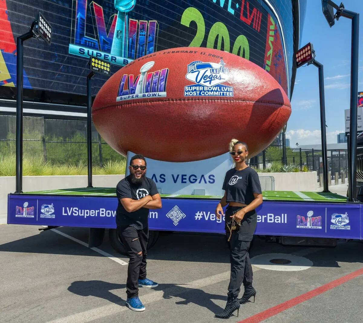 Yeves Perez y Daj'Anique Staples de Workbnb se hacen una foto junto al Super Bowl mientras el C ...