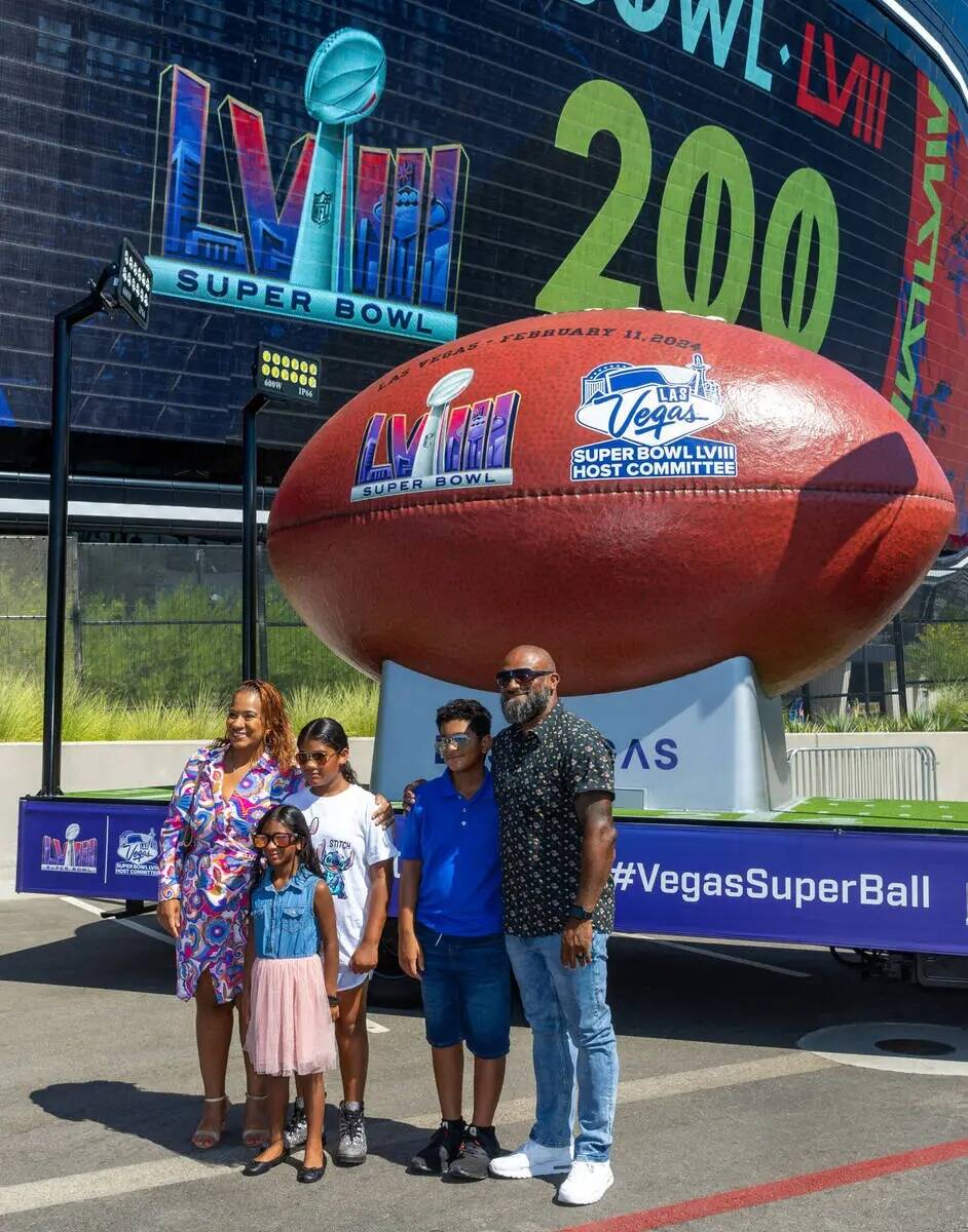 La familia Batista con Your Panadas se hacen una foto junto al Super Bowl mientras el Comité A ...