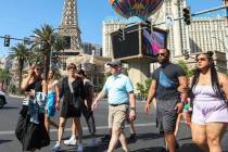 Multitud de turistas desafían el calor mientras caminan por el Strip el jueves 29 de junio de ...