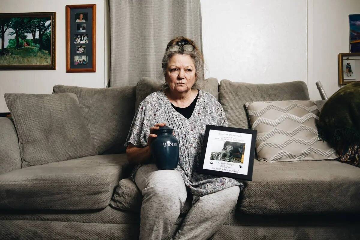 Debbie Hogan posa para un retrato con una fotografía de su perra, Tootsie, y una urna con las ...