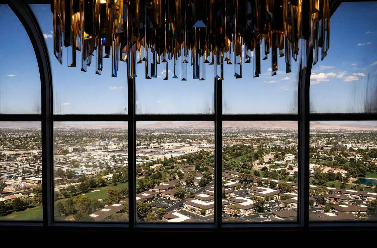 Vista desde el atrio del Country Club, una de las suites temáticas del hotel-casino Westgate d ...