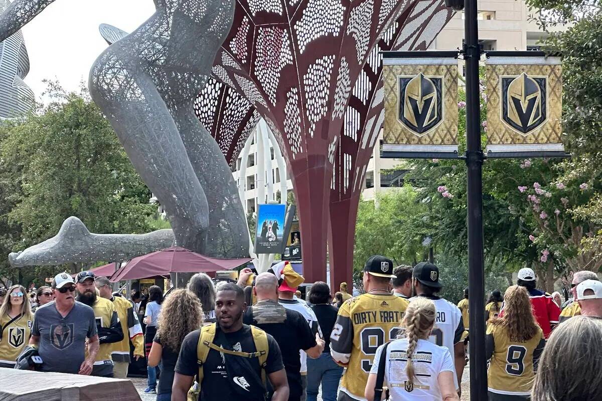 Los fans llenan The Park cerca del T-Mobile Arena antes del quinto partido de la final de la Co ...