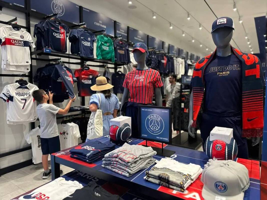 Los clientes echan un vistazo a la ropa de la tienda del París Saint-Germain en Forum Shops de ...