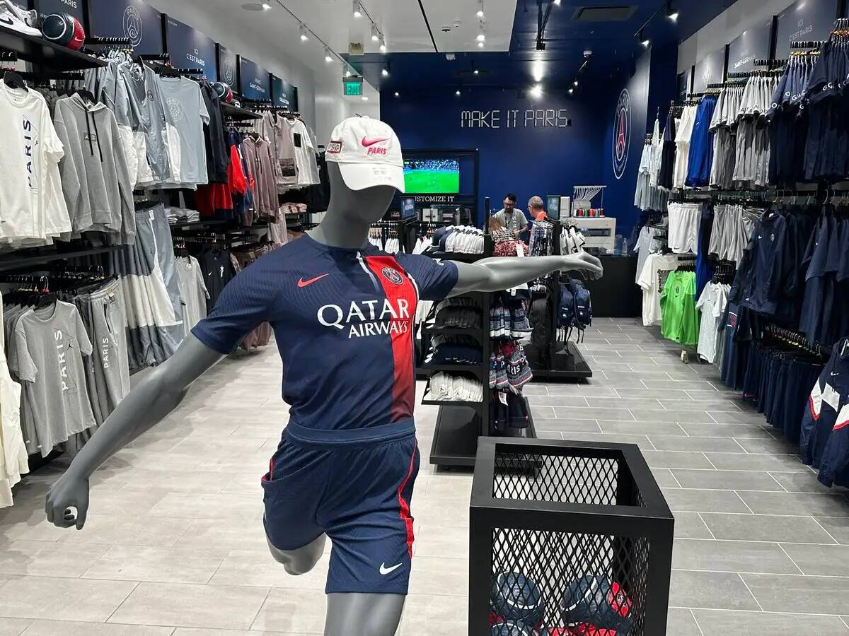 La tienda Paris Saint-Germain en Forum Shops del Caesars Palace. (Mick Akers/Las Vegas Review-J ...