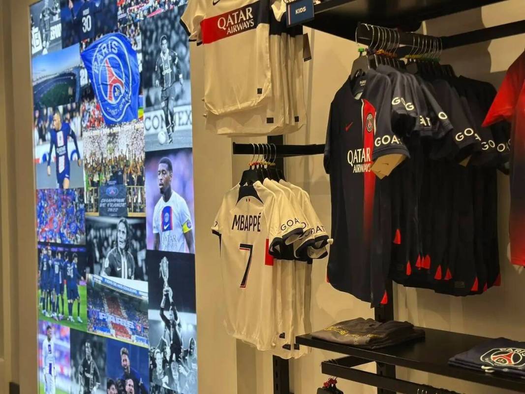 Una camiseta de Kylian Mbappe entre los artículos de la tienda del París Saint-Germain en For ...