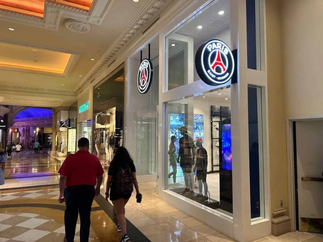 Exterior de la tienda Paris Saint-Germain en Forum Shops del Caesars Palace. (Mick Akers/Las Ve ...