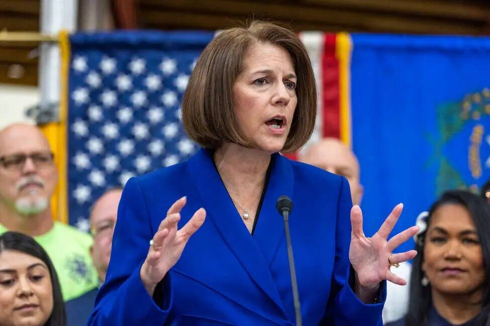 La senadora demócrata Catherine Cortez Masto pronuncia un discurso en Carpenters International ...