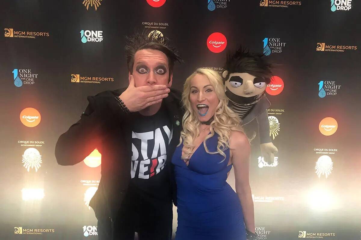 Sam Wills alias Tape Face en Harrah's, y Christina Balonek se muestran en la alfombra azul ante ...