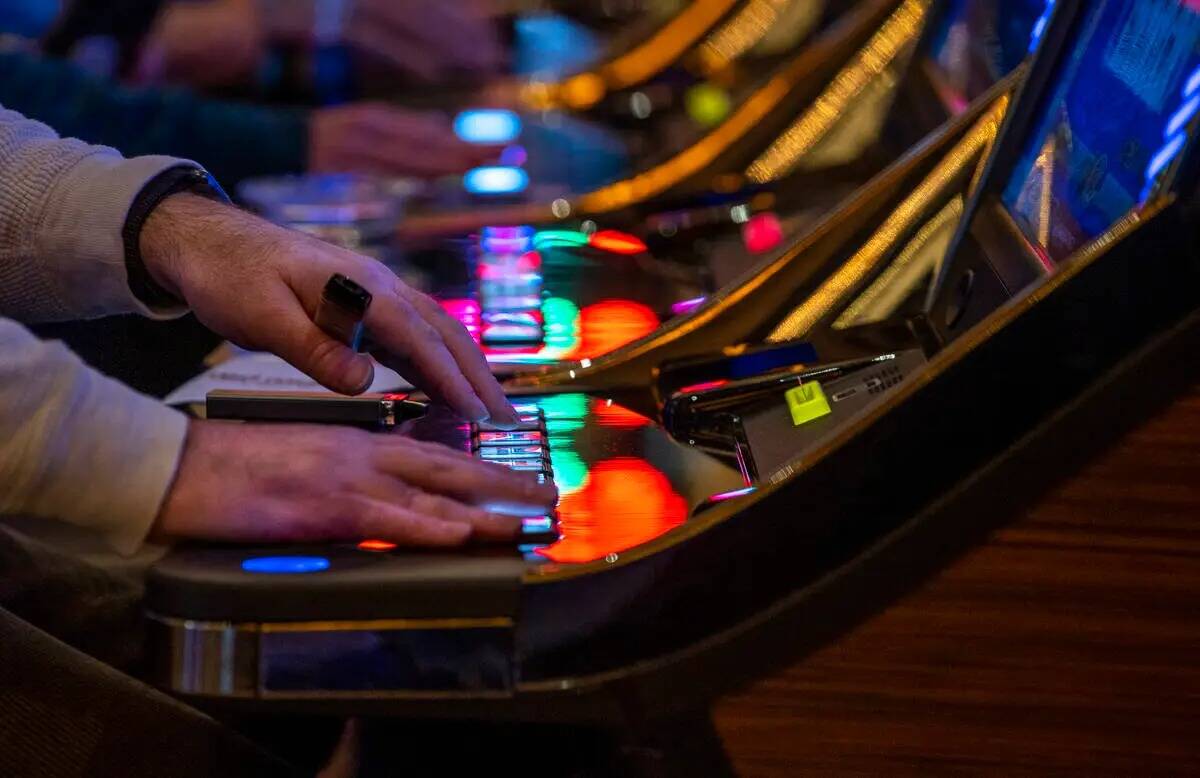 Los casinos de Nevada continuaron su lucha para mantenerse al día con el ritmo tórrido de gan ...