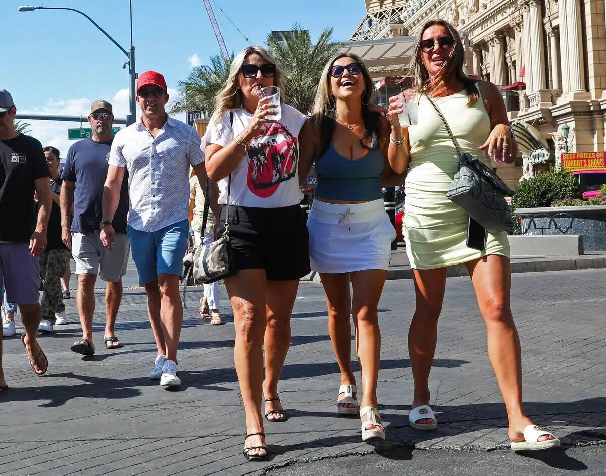 Multitud de turistas caminan por el Strip el jueves 29 de junio de 2023, en Las Vegas. (Daniel ...