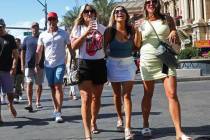 Multitud de turistas caminan por el Strip el jueves 29 de junio de 2023, en Las Vegas. (Daniel ...