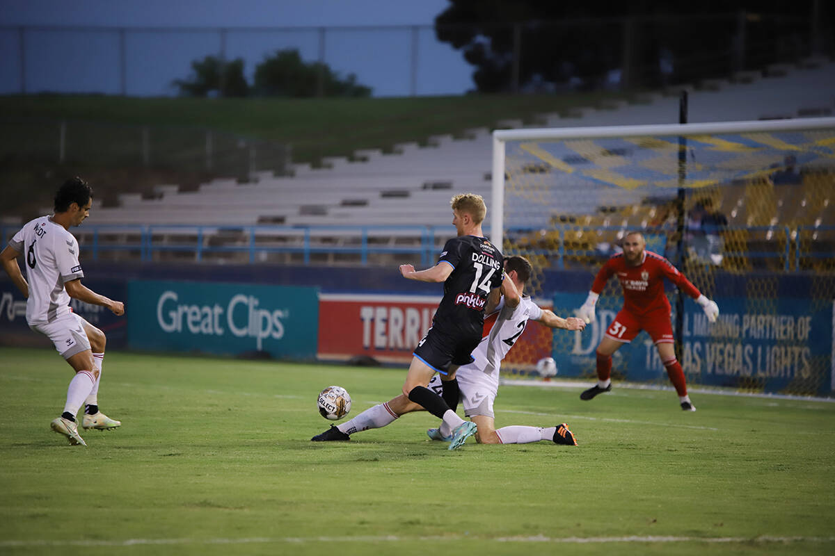 Las Vegas Lights FC perdió 2-1 ante Sacramento Republic FC en un cotejo parejo. Es la octava d ...