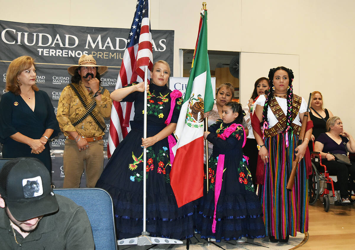 Judith Pinedo, de la Escaramuza Charra Colibries introdujo las banderas de ambas naciones al re ...