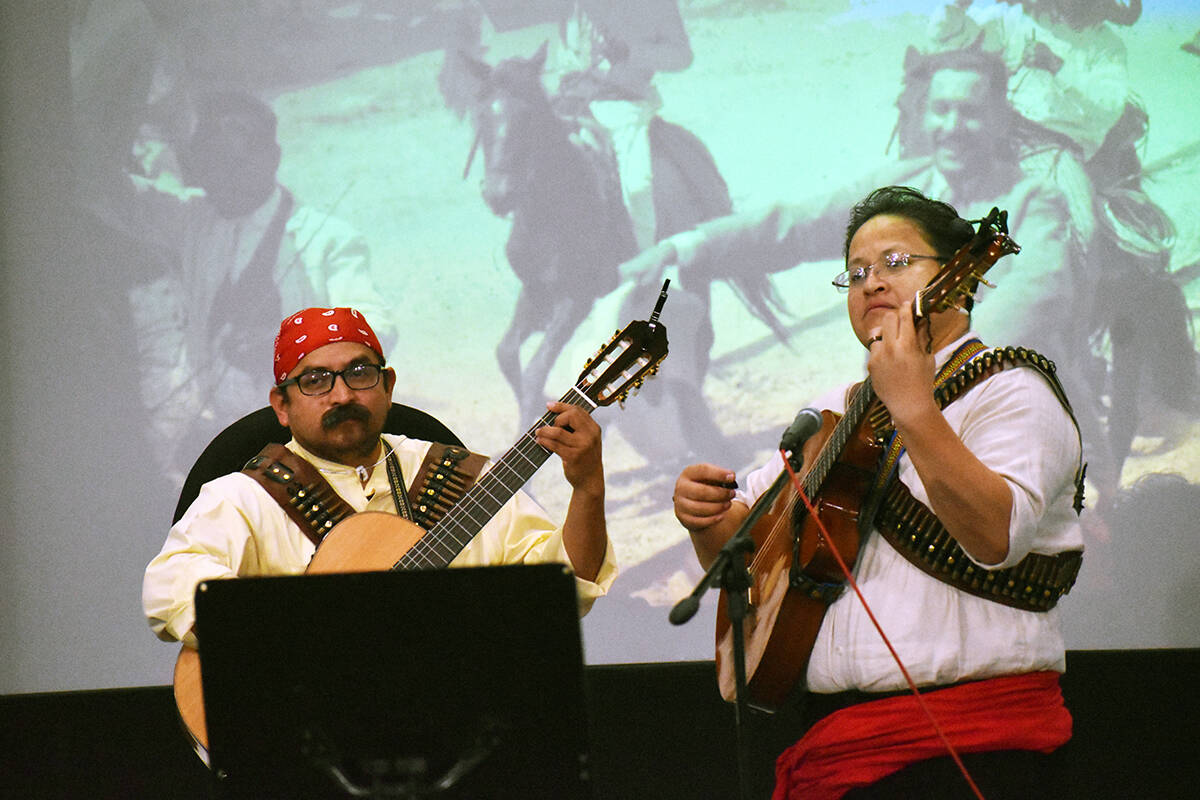 El Grupo Cultural Macondo amenizó la velada con piezas que interpretaban los juglares de la é ...