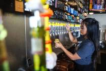 La mesera Irish Domingo sirve cerveza en Able Baker Brewing, en el Arts District de Las Vegas, ...