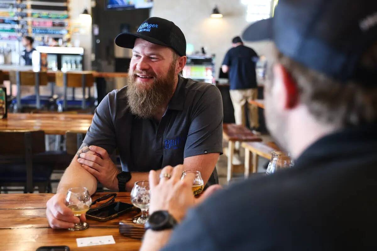 Justin Krall, de Milwaukee, bebe cerveza con sus amigos en Able Baker Brewing, en el Arts Distr ...