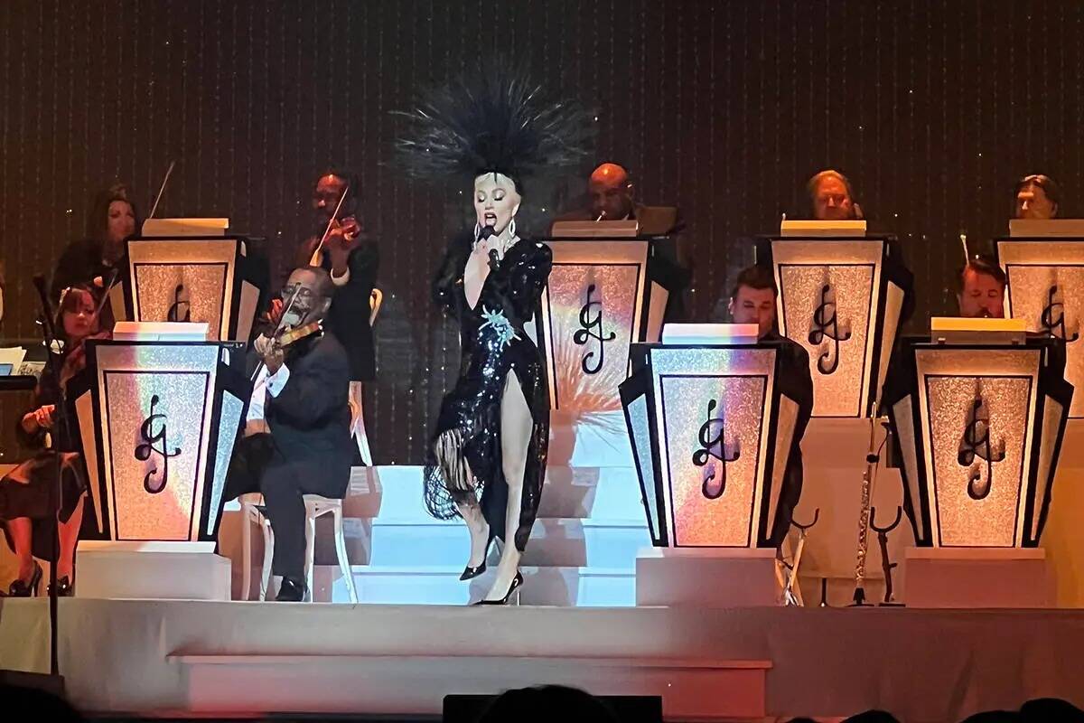 Lady Gaga aparece con el saxofonista Steve Kortyka en el Dolby Live at Park MGM el domingo 1 de ...