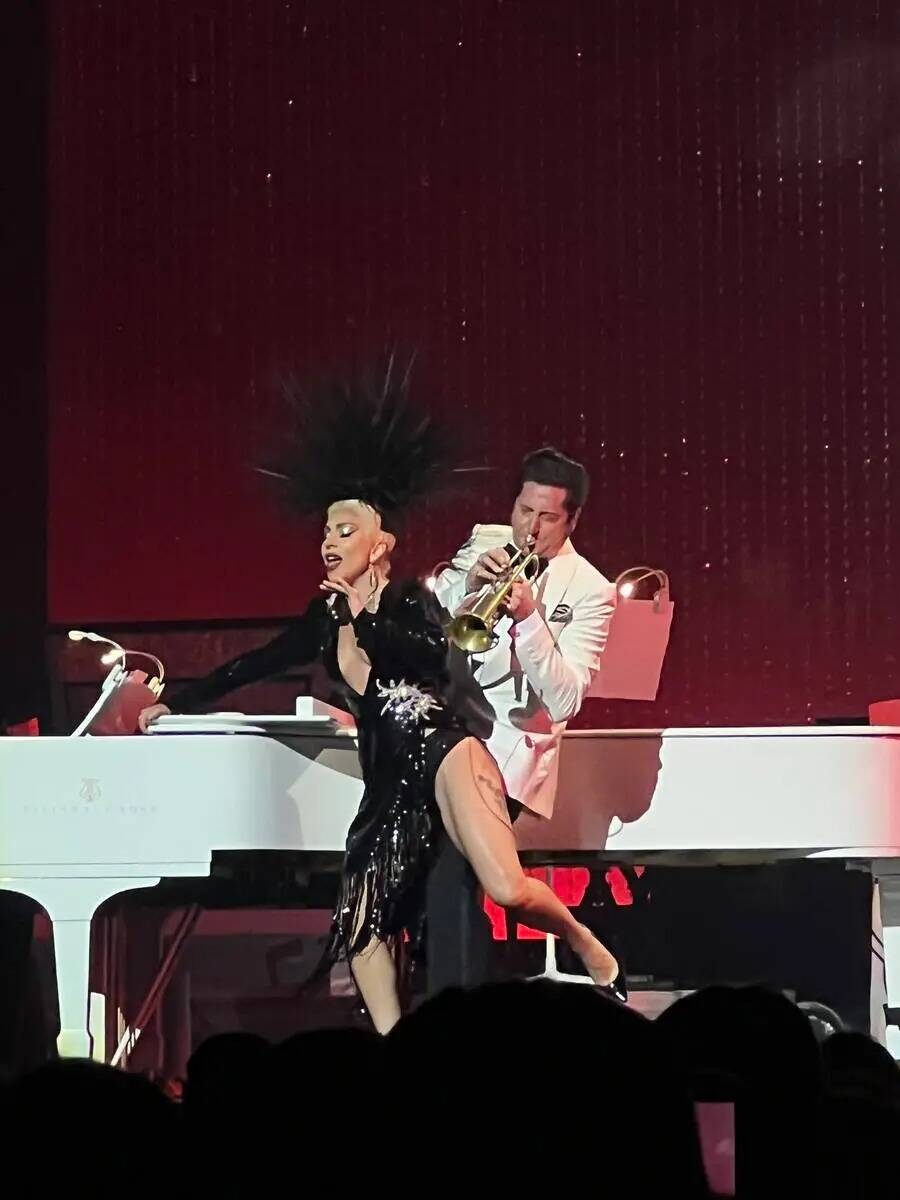 Lady Gaga aparece con el trompetista y director de orquesta Brian Newman en Dolby Live at Park ...