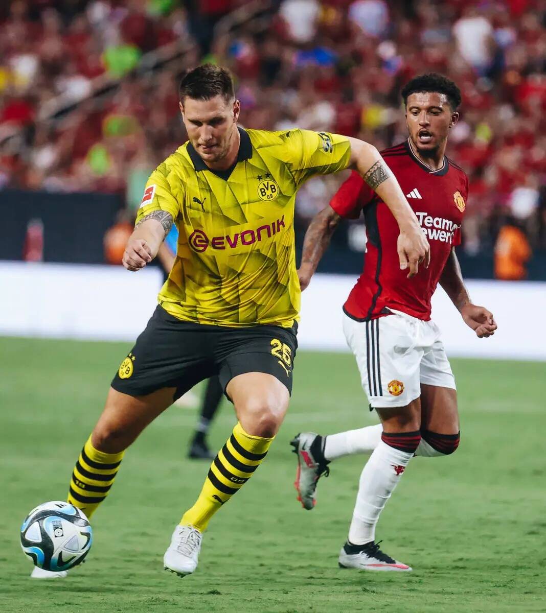 El defensa del Borussia Dortmund Niklas Sule (25) chuta el balón durante un partido contra el ...
