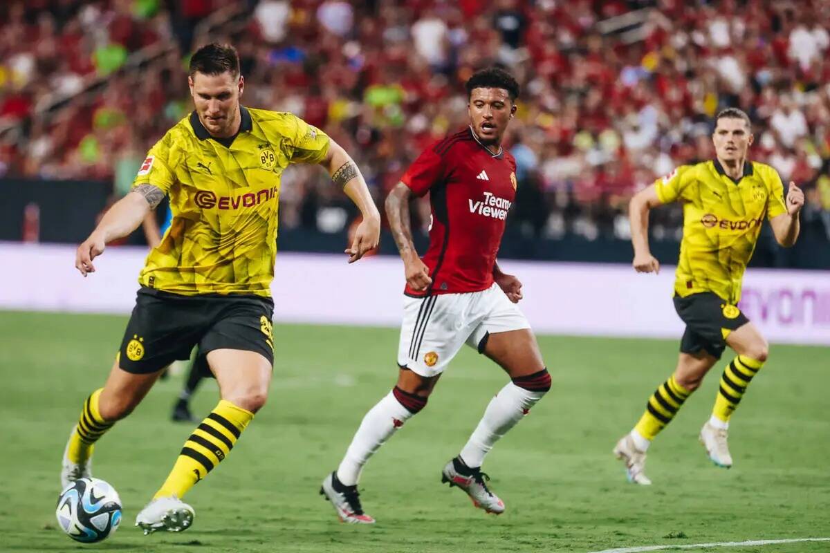 El defensa del Borussia Dortmund Niklas Sule (25) chuta el balón durante un partido contra el ...
