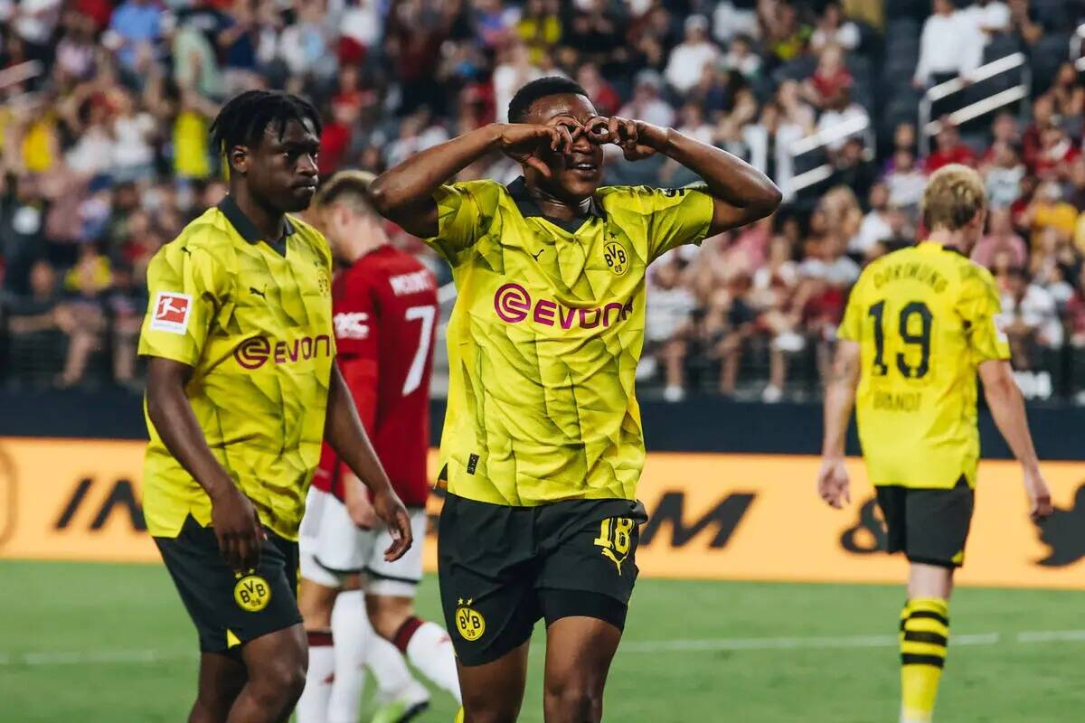 El delantero del Borussia Dortmund Youssoufa Moukoko (18) celebra tras anotar un gol en un part ...