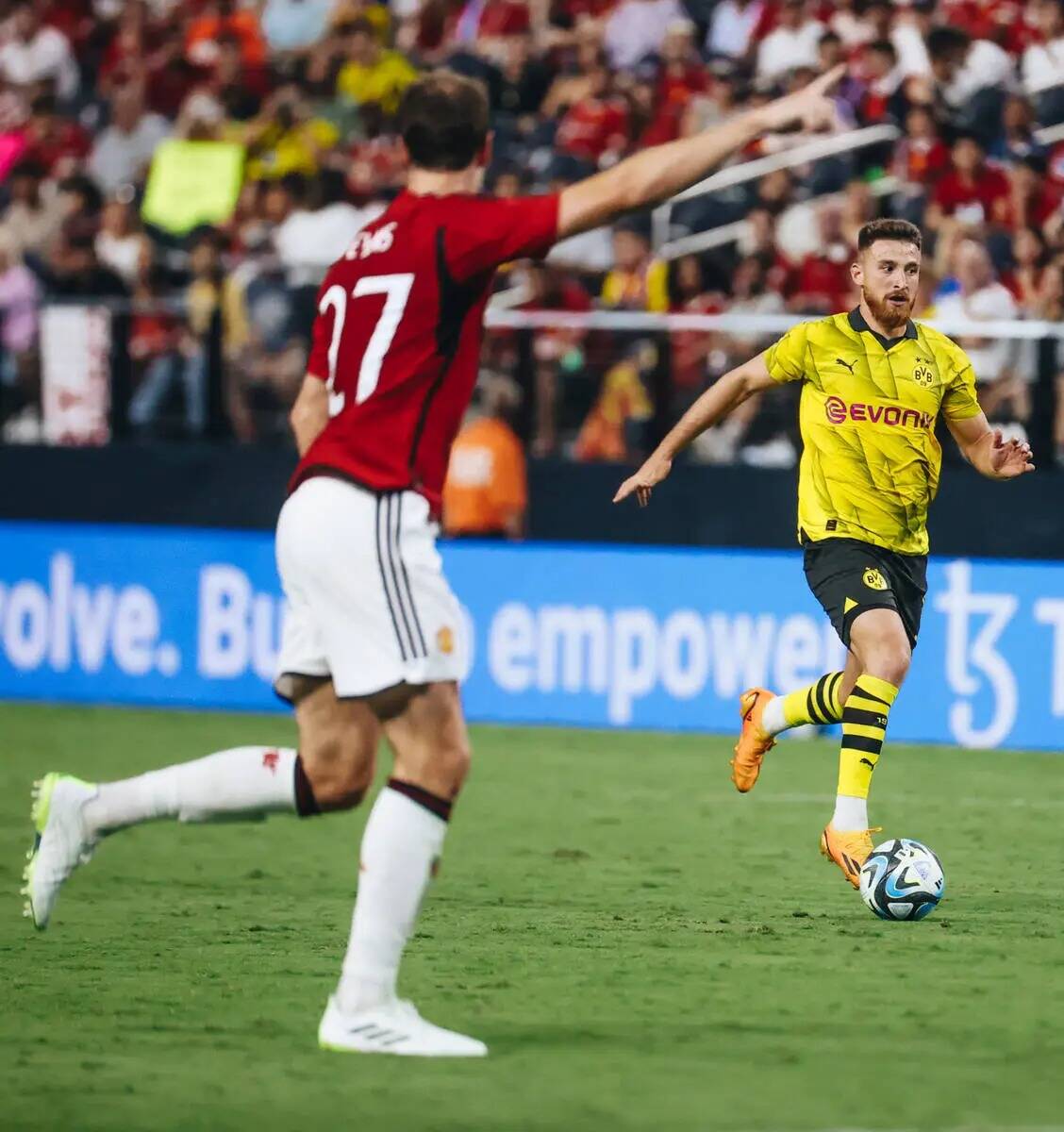 El centrocampista del Borussia Dortmund Salih Ozcan (6) chuta el balón hacia la portería mien ...