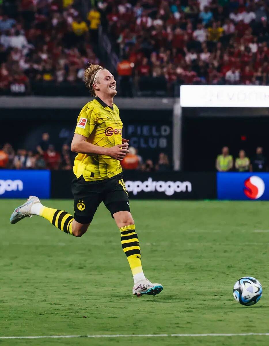 El centrocampista del Borussia Dortmund Julian Brandt se ríe mientras persigue el balón duran ...