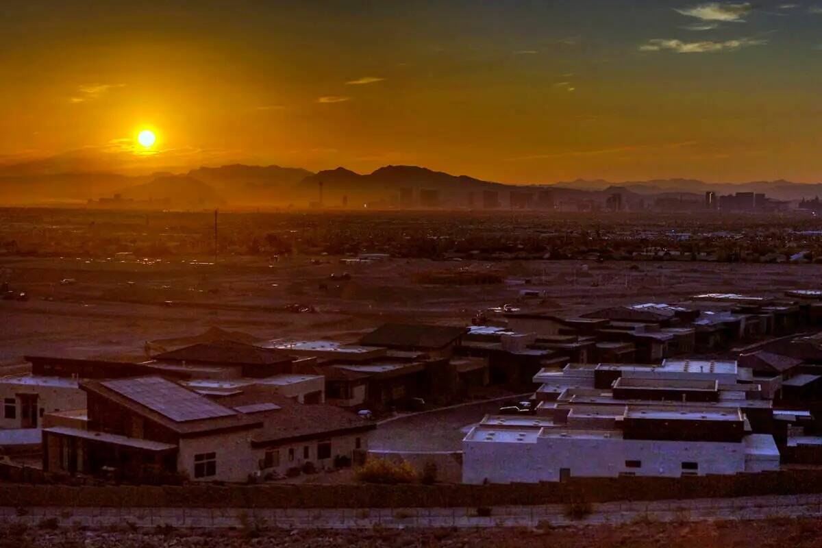 El sol se eleva sobre el valle el jueves 20 de julio de 2023, en Las Vegas. Este mes de julio s ...