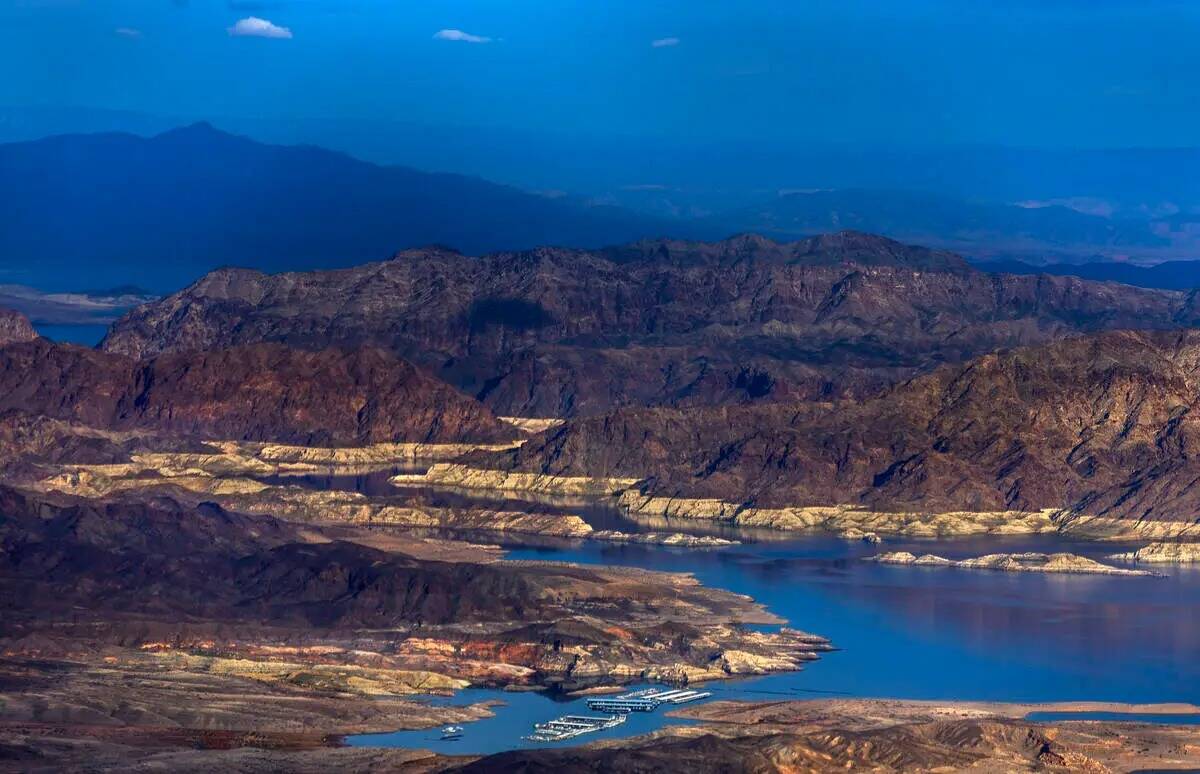 Tierra expuesta sobre Callville Bay y los narrows donde una vez hubo agua a lo largo de la cost ...