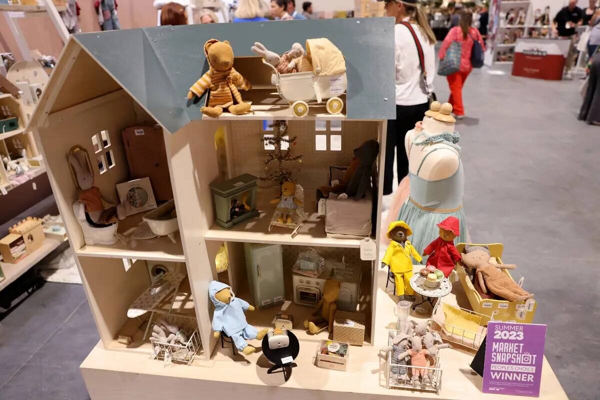 Un expositor de Maileg House of Miniatures se muestra durante la feria bianual de decoración y ...
