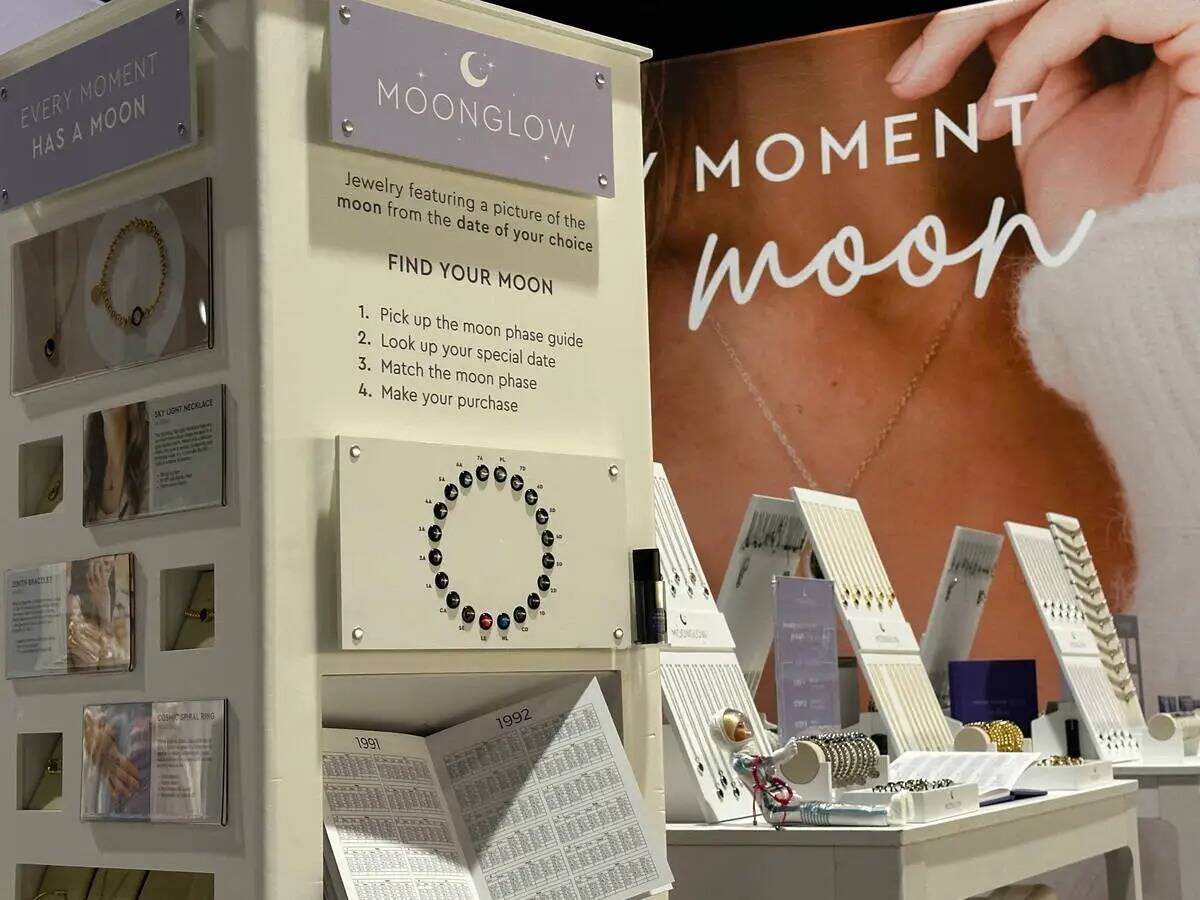 Moonglow, una de las empresas presentes en el piso de exposición del Summer Market, fabrica pr ...
