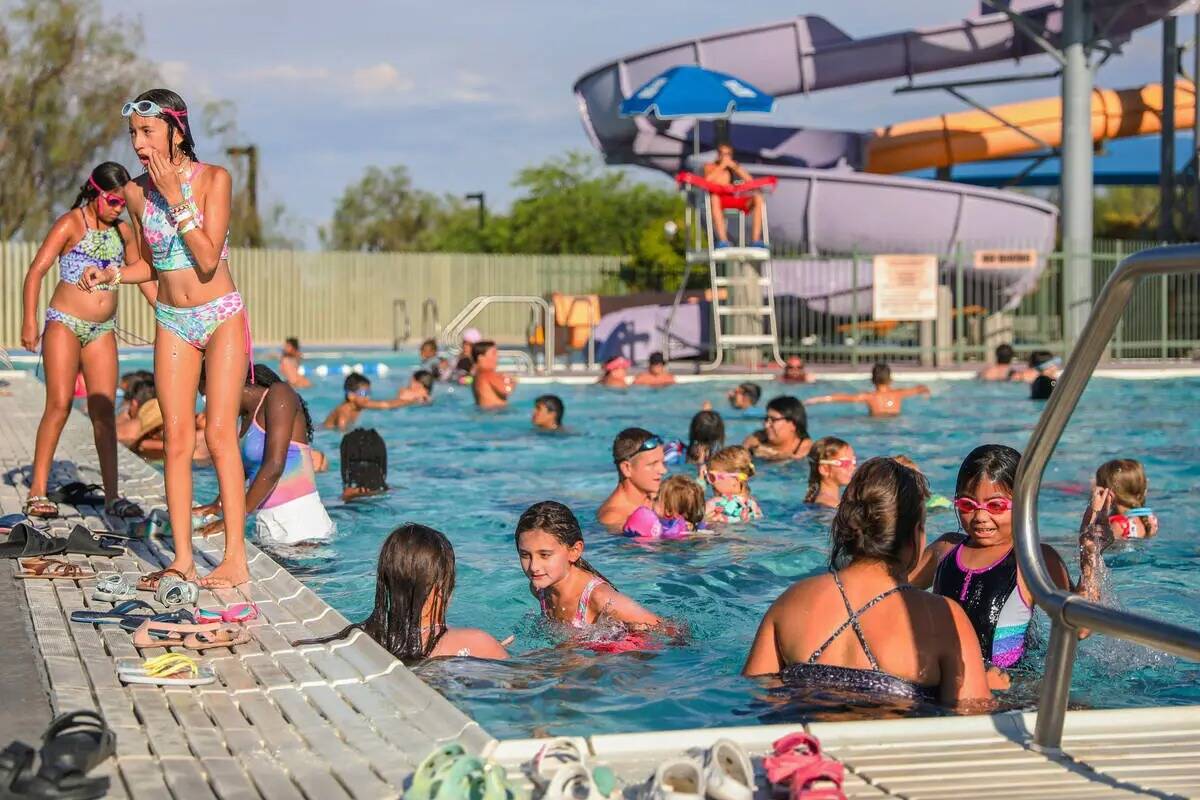 Una gran multitud de personas salieron a combatir el calor en el Splash Back to School Party y ...