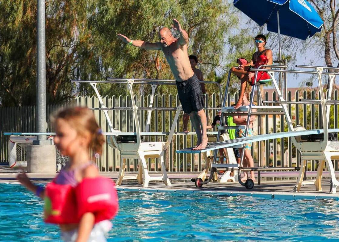 Patrick McDonald se prepara para zambullirse en la piscina en el Splash Back to School Party an ...