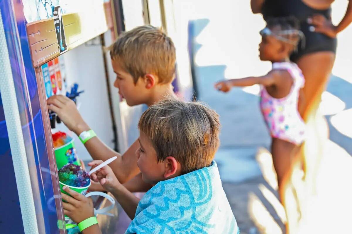 Liam Burr, a la izquierda, y Aaron Burr saborean sus helados en Splash Back to School Party y S ...