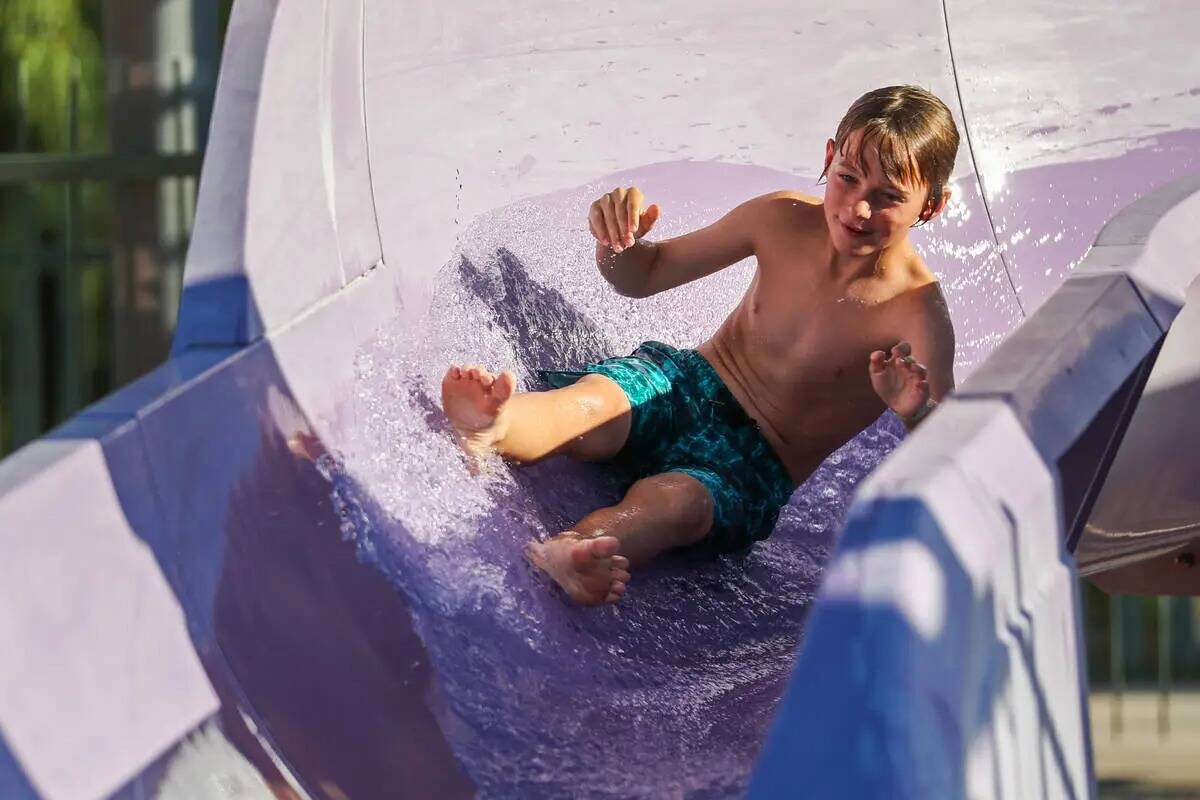 Raiden Taylor, de 11 años, sale volando de un tobogán de agua en el Splash Back to School Par ...