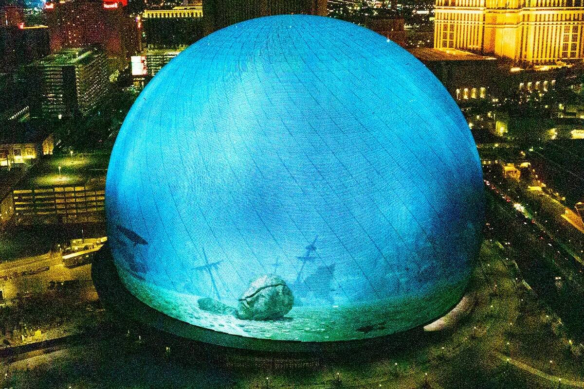 Sphere ilumina el horizonte de Las Vegas, el lunes 31 de julio de 2023, en Las Vegas. (Bizuayeh ...