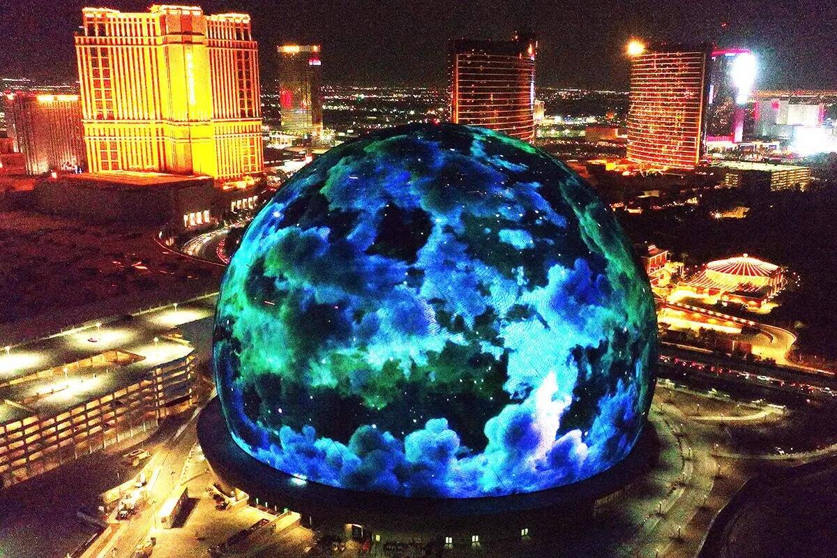 Sphere ilumina el horizonte de Las Vegas, el lunes 31 de julio de 2023, en Las Vegas. (Bizuayeh ...