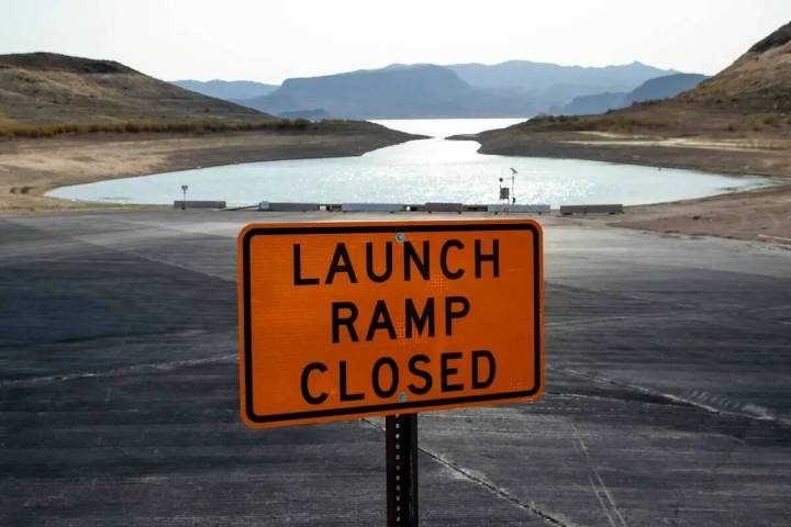 Una rampa cerrada en Boulder Harbor en el Área Recreativa Nacional del Lago Mead se muestra en ...