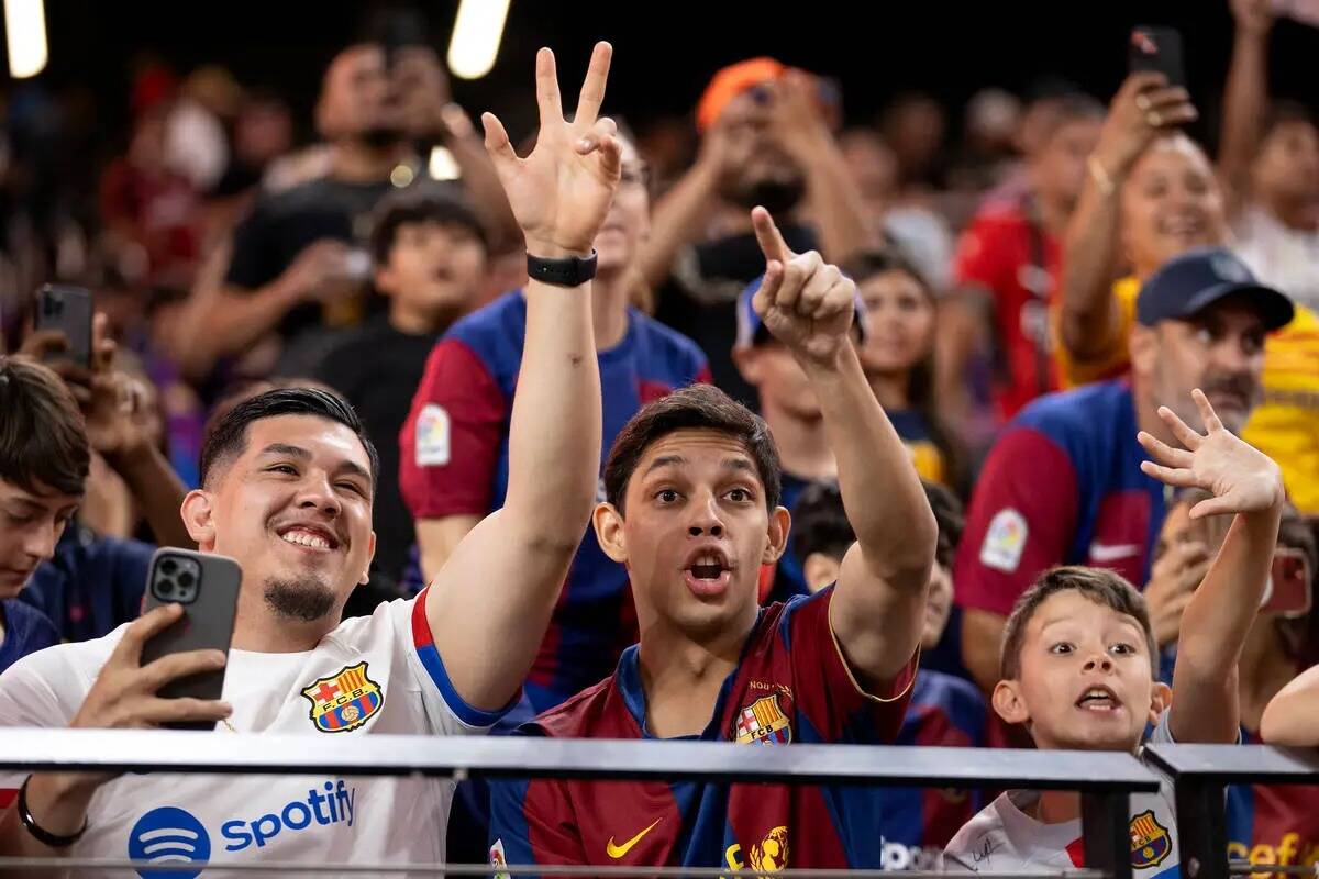 Fans del Barcelona animan a los jugadores durante el calentamiento antes de un partido de exhib ...