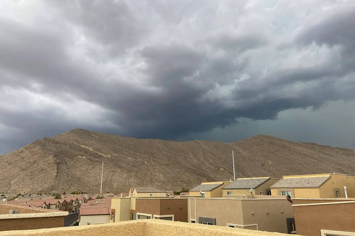 Nubes de tormenta se ciernen sobre Las Vegas cerca de West Cheyenne Avenue y el 215 Beltway el ...