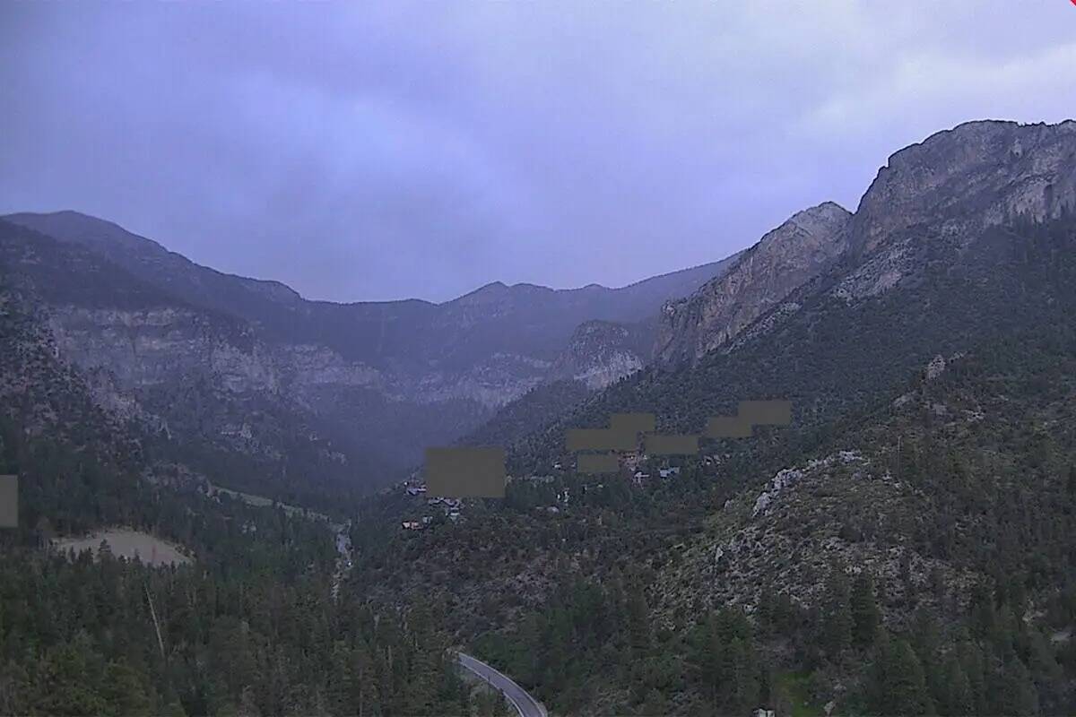 Nubes de tormenta se ciernen sobre el monte Charleston alrededor de las 7:30 p.m. del martes, 1 ...