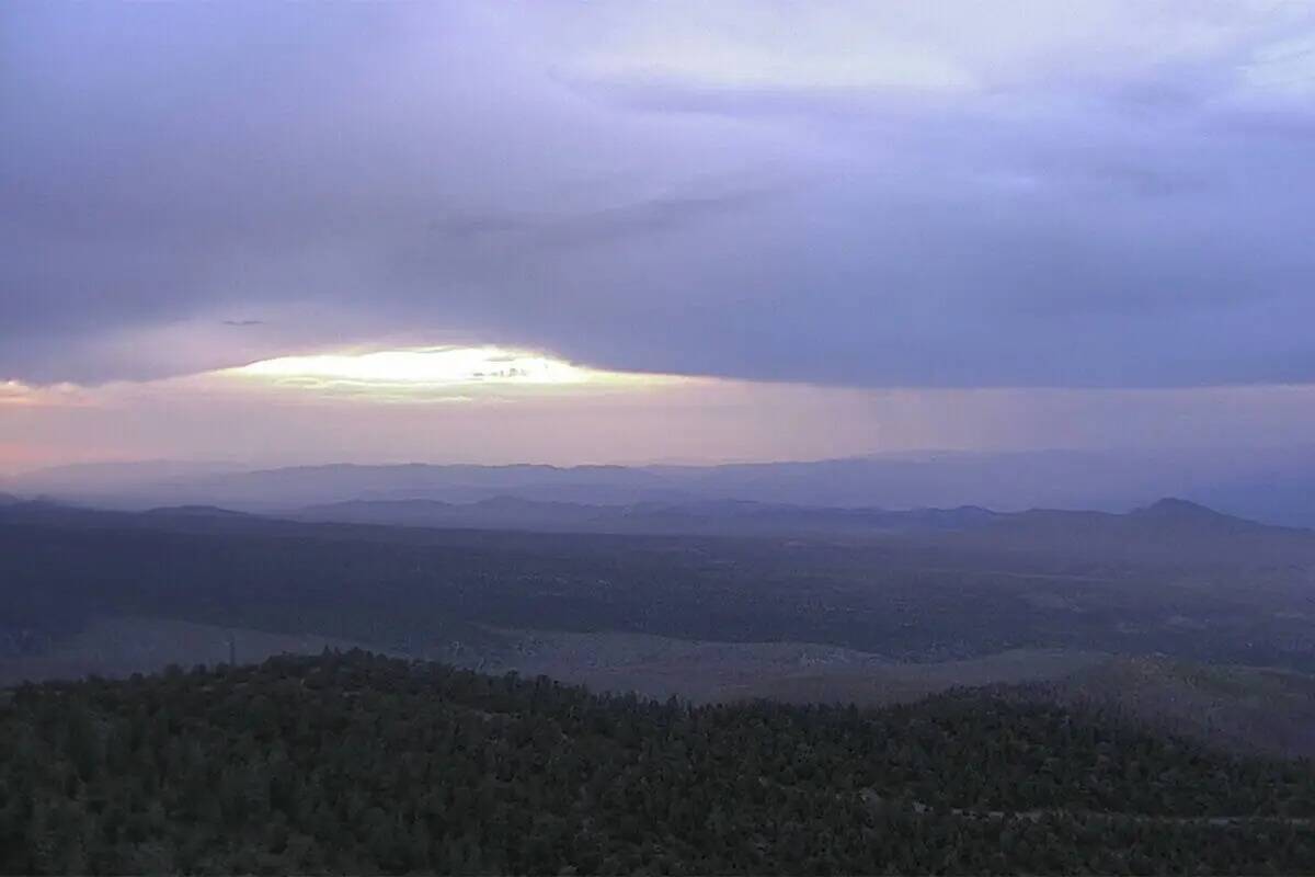 Pesadas nubes de tormenta se ciernen sobre Angel Peak cerca del Monte Charleston alrededor de l ...