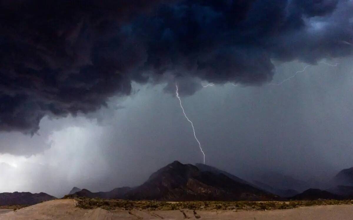 Una tormenta se mueve a través de las colinas del oeste por encima de Scurry Bend Drive el mar ...