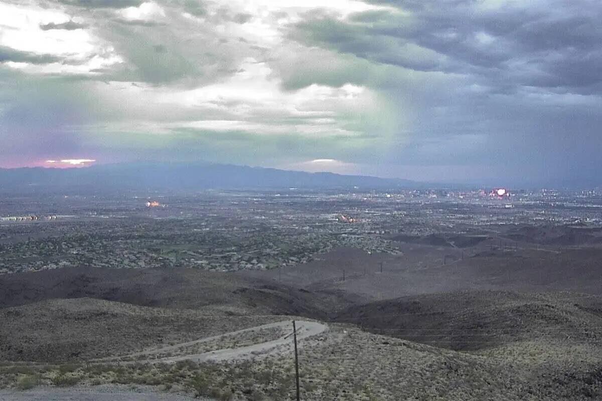 Las nubes se ciernen sobre el valle de Las Vegas, desde el mirador de Black Mountain, cerca de ...