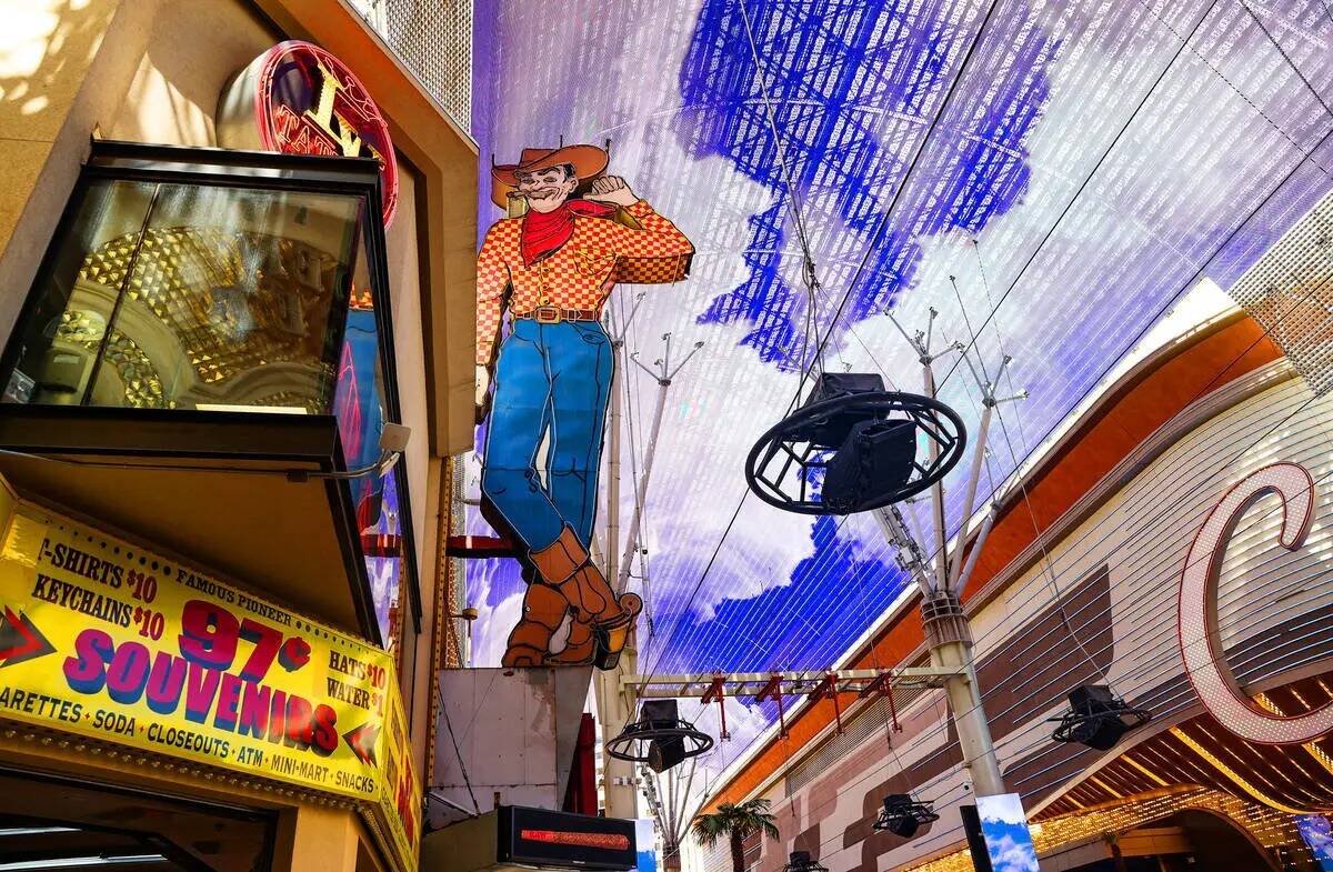 El cartel Vegas Vic en el interior de Fremont Street Experience, en el centro de Las Vegas, el ...