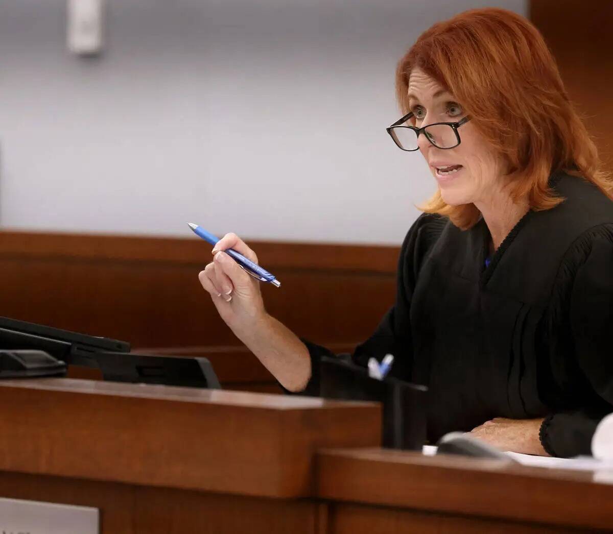 La jueza de paz Amy Wilson preside durante una audiencia para la jugadora de básquetbol de la ...