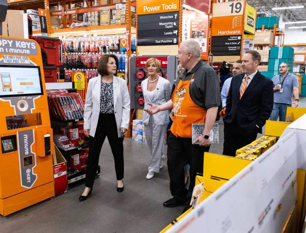 Larry Jensen, a la derecha, gerente de una tienda de The Home Depot, dirige un recorrido por su ...