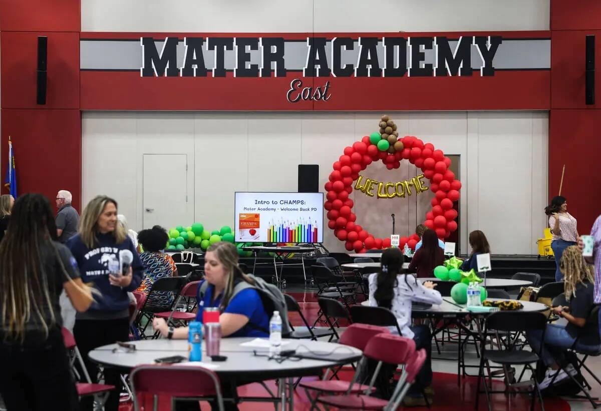 Los maestros esperan para una sesión de capacitación en la escuela chárter Mater Academy of ...