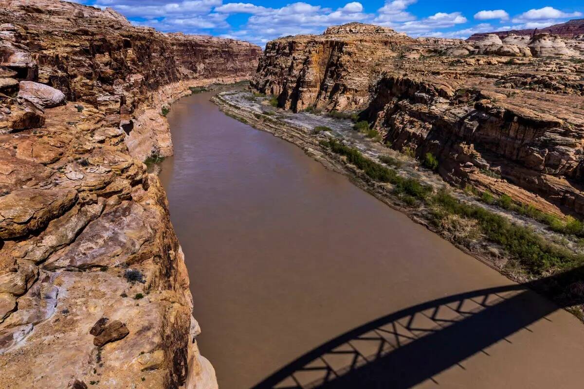 El río Colorado serpentea en el Área Recreativa Nacional de Glen Canyon cerca del puente Hite ...